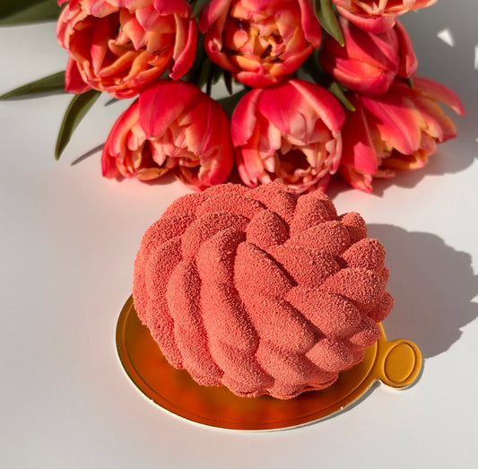 En rosa blomformad mini entremet med sammetsyta framför en bukett rosa tulpaner – Ganache Cakery Malmö.

A pink flower-shaped mini entremet with velvet finish in front of a bouquet of pink tulips – Ganache Cakery Malmö.

Un mini entremet rose en forme de fleur avec texture veloutée devant un bouquet de tulipes roses – Ganache Cakery Malmö.