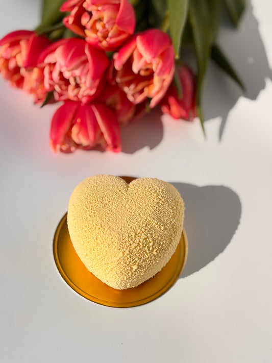 Hjärtformad mini entremet med vit sammetsyta och tulpaner i bakgrunden – Ganache Cakery Malmö.

Heart-shaped mini entremet with white velvet finish and tulips in the background – Ganache Cakery Malmö.

Mini entremet en forme de cœur avec finition veloutée blanche et tulipes en arrière-plan – Ganache Cakery Malmö.
