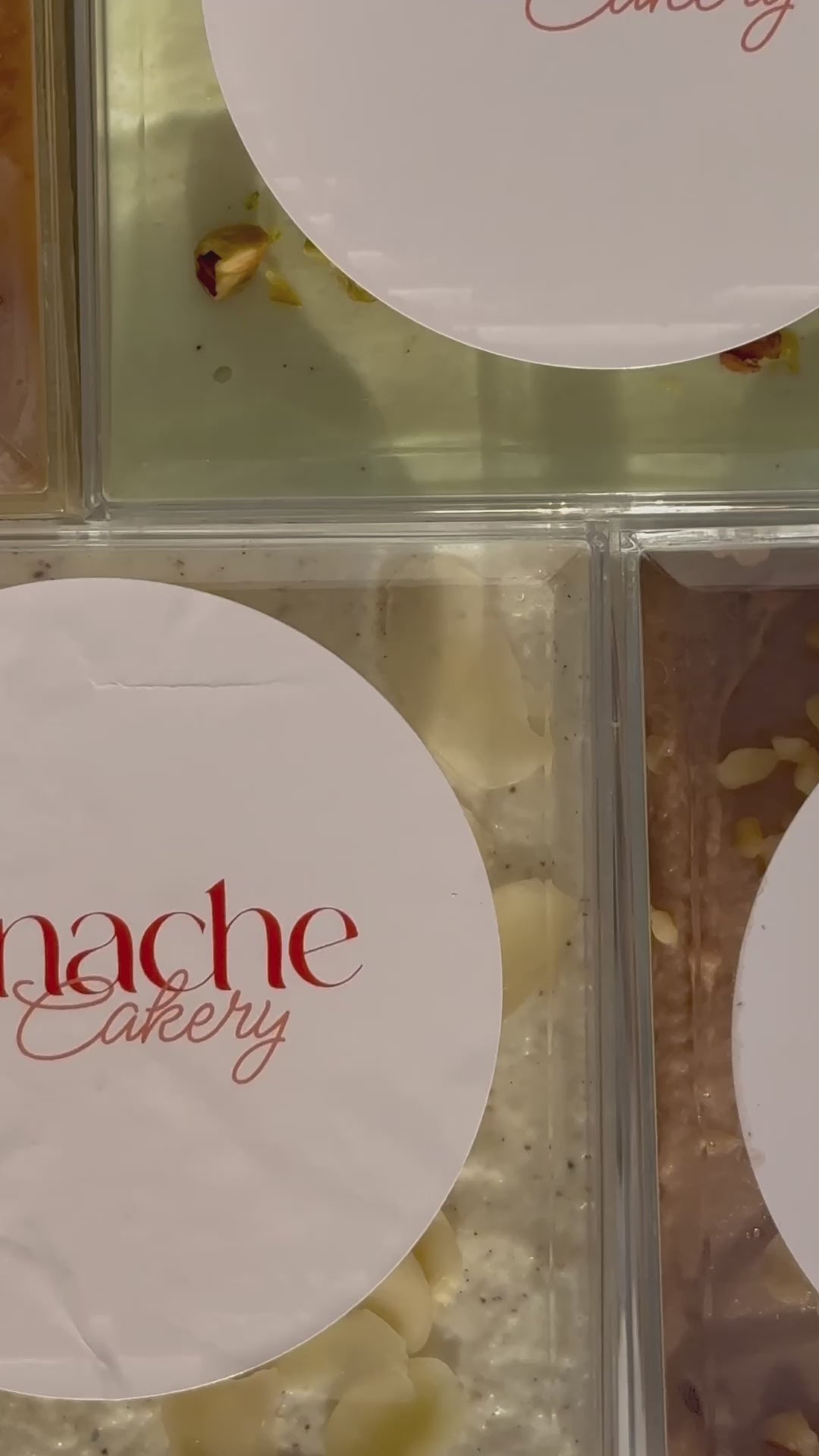 Video ifrån Ganache Cakery i malmö som visar flera olika smaker av cakes to go boxar i sommar solen. 